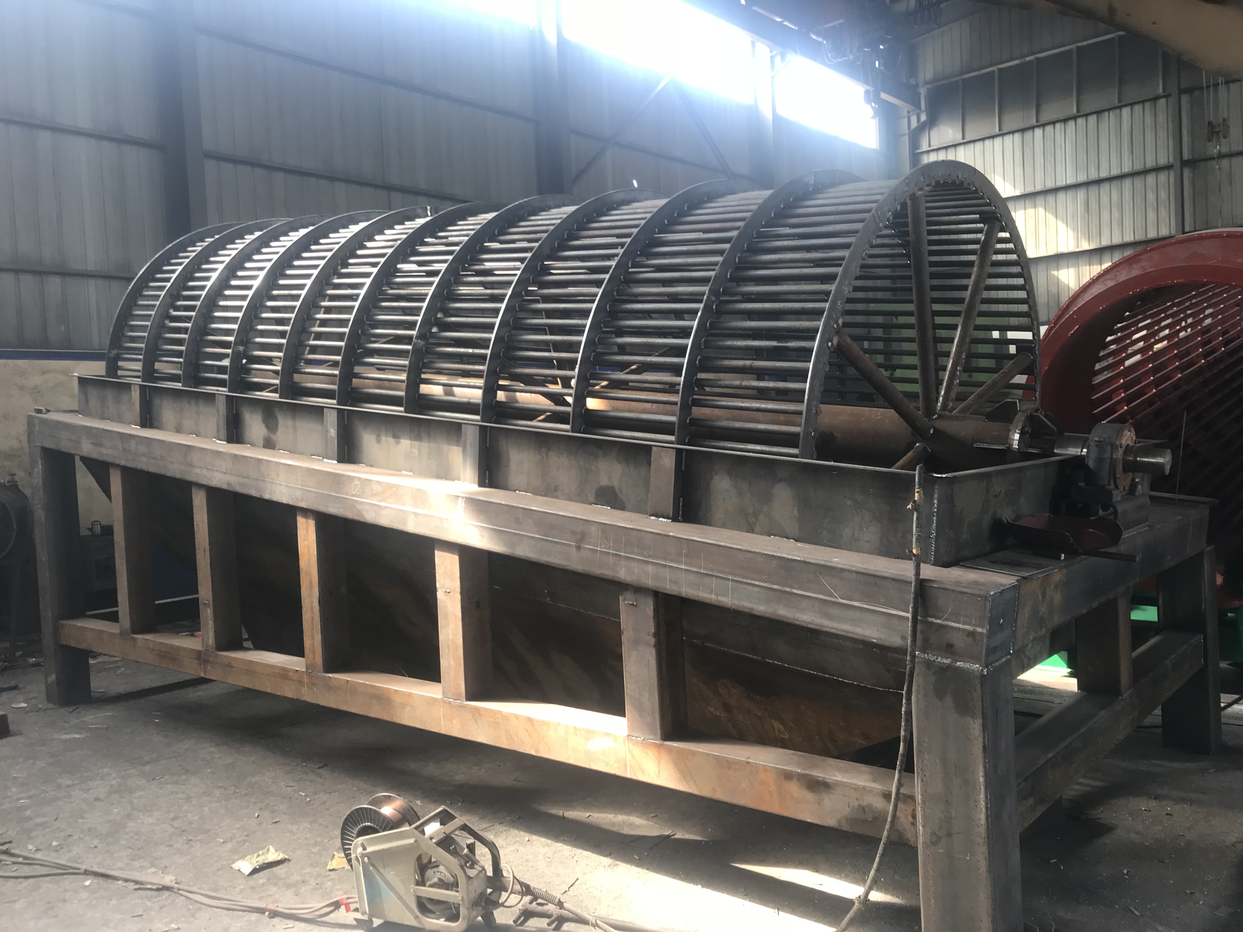 移動(dòng)滾筒篩-垃圾分級(jí)處理滾筒篩-大小型號(hào)廠(chǎng)家定制(滾筒篩設(shè)備)